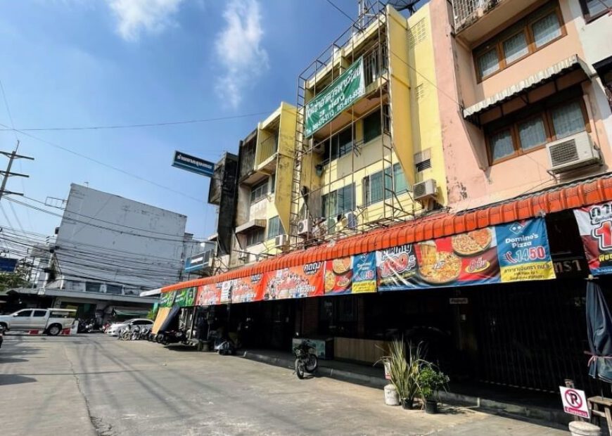 Commercial building for rent, 3 booths on the ground floor with 1 mezzanine floor, next to the main road, Ramintra 67 66,000 baht / month.