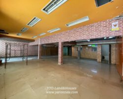 Commercial building for rent, 3 booths on the ground floor with 1 mezzanine floor, next to the main road, Ramintra 67 66,000 baht / month.
