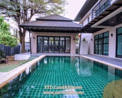 For rent Stand alone house with the swimming pool on Onnut 53. Rental 250,000 Baht/month
